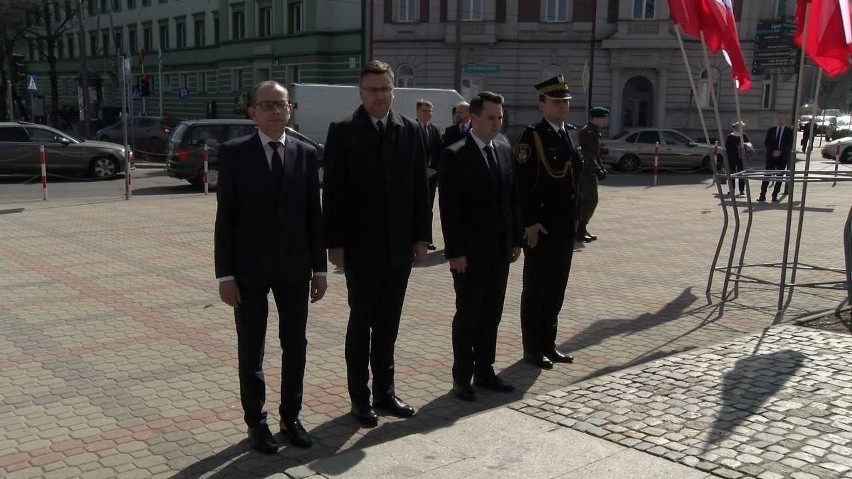 8. rocznica katastrofy smoleńskiej. Złożenie kwiatów przed pomnikiem (wideo)