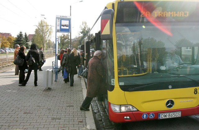 Na odcinku Bardzka - Dworzec Główny kursował autobus "za tramwaj"