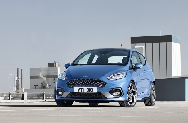 Ford Fiesta ST Trzecia generacja Fiesty ST będzie pierwszym modelem Ford Performance napędzanym trzycylindrowym silnikiem, będzie też pierwszym modelem Fiesty ST wyposażonym w wybór trybu jazdy, który umożliwia skonfigurowanie charakterystyk silnika, układu kierowniczego i kontroli stabilności według ustawień Normal, Sport oraz Track.Fot Ford