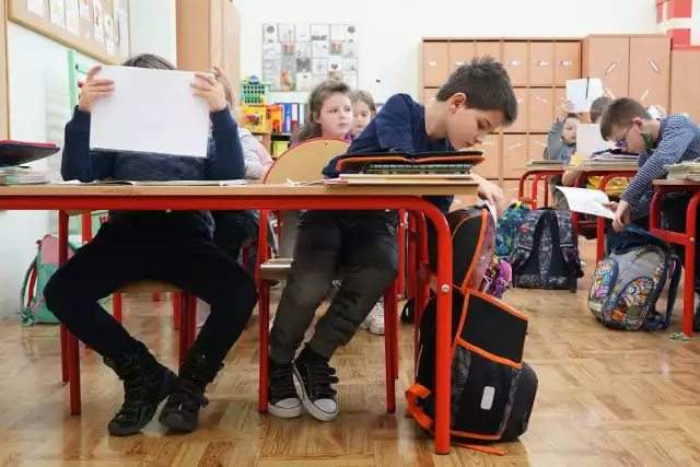 Ministerstwo Edukacji Narodowej pracuje nad wprowadzeniem ważnych zmian w szkolnictwie. Niektóre z nich mogą wejść w życie już po feriach zimowych. Inne wymagają więcej czasu, jednak resort potwierdza, że istnieje szansa na wprowadzenie ich o 1 września 2024 roku. Niektóre z pomysłów Ministerstwa Edukacji Narodowej budzą kontrowersje. Duże zmiany w szkołach w Polsce - zobacz teraz w naszej galerii >>>>>