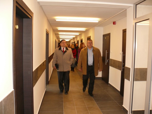 Sędziowie Józef Dyl i Marcin Rogowski na korytarzu nowego budynku.