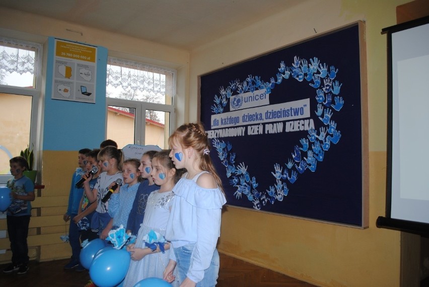Niebieski tydzień z okazji Dnia Praw Dziecka obchodzili uczniowie i nauczyciele z Kleczanowa 