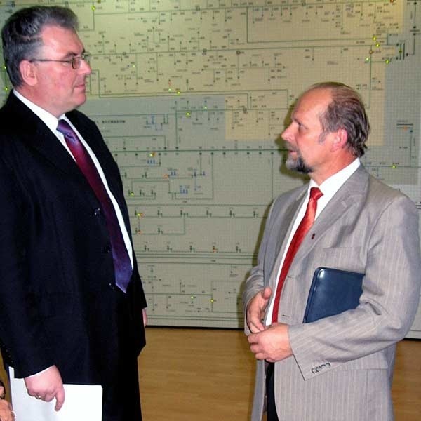 "Minister elektryk" - Grupy sprawdzą się już 1 lipca, kiedy zostanie otwarty nasz rynek energetyczny - mówi Edmund Myszka (z prawej), wiceprzewodniczący Krajowej Sekcji Energetyki "S&#8221;. Obok Tomasz Wilczak, wiceminister gospodarki.
