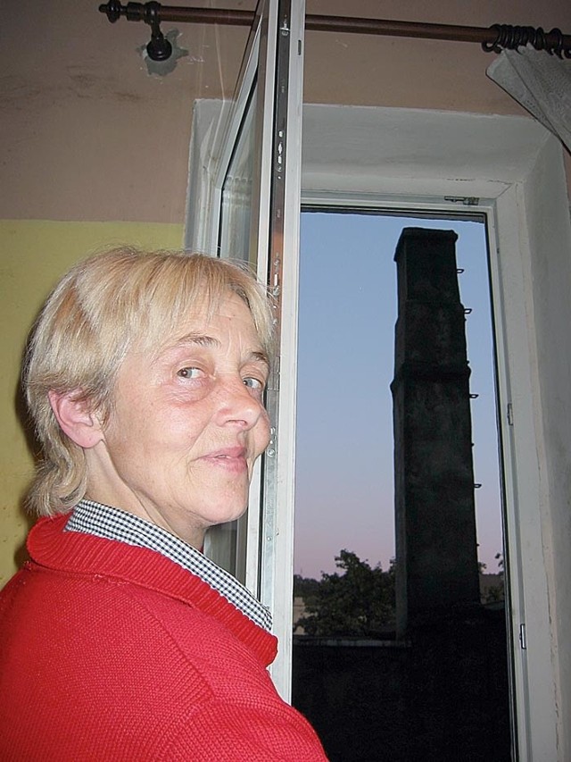 - Wieczorem nie można otworzyć okna, bo komin strasznie dymi - mówi Ewa Derej