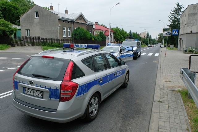 Do zdarzenia doszło we wtorek po godz. 10 w pobliżu przejścia dla pieszych na skrzyżowaniu ul. Grunwaldzkiej z ul. Bielskiego w Przemyślu. Pieszy najprawdopodobniej wtargnął na jezdnię i uderzył w lewy bok BMW, którego kierowca jechał do centrum miasta. Rannego pieszego pogotowie ratunkowe zabrało do szpitala.Aktualizacja, godz. 12.37- Pieszy przechodził przez jezdnię w niedozwolonym miejscu. Policjanci ustalają jego tożsamość. Mężczyzna trafił do szpitala nieprzytomny - mówi mł. asp. Marta Fac z Komendy Miejskiej Policji w Przemyślu.BMW kierował 19-latek z pow. przemyskiego. Młody mężczyzna był trzeźwy. Policjanci ustalają dokładne okoliczności tego wypadku.Aktualizacja, godz. 15.50Poszkodowany pieszy to 74-letni przemyślanin. Z poważnymi obrażeniami ciała przebywa w szpitalu.ZOBACZ TEŻ: Wypadek w Reczpolu koło Przemyśla. W zderzeniu audi z renault zginęły dwie osoby