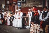 Najpiękniejsze procesje Bożego Ciała na Śląsku z poprzednich lat. Piękne stroje ludowe, zespoły muzyczne i tłumy ludzi. ZDJĘCIA