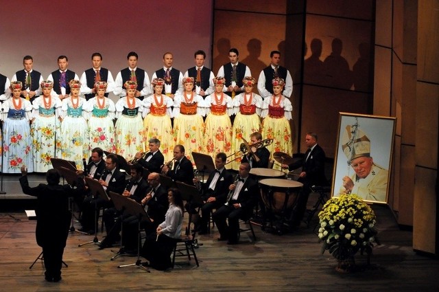 W hołdzie Papieżowi Polakowi, Słudze Bożemu Janowi Pawłowi II w Opatowie usłyszymy zespół "Śląsk&#8221;.