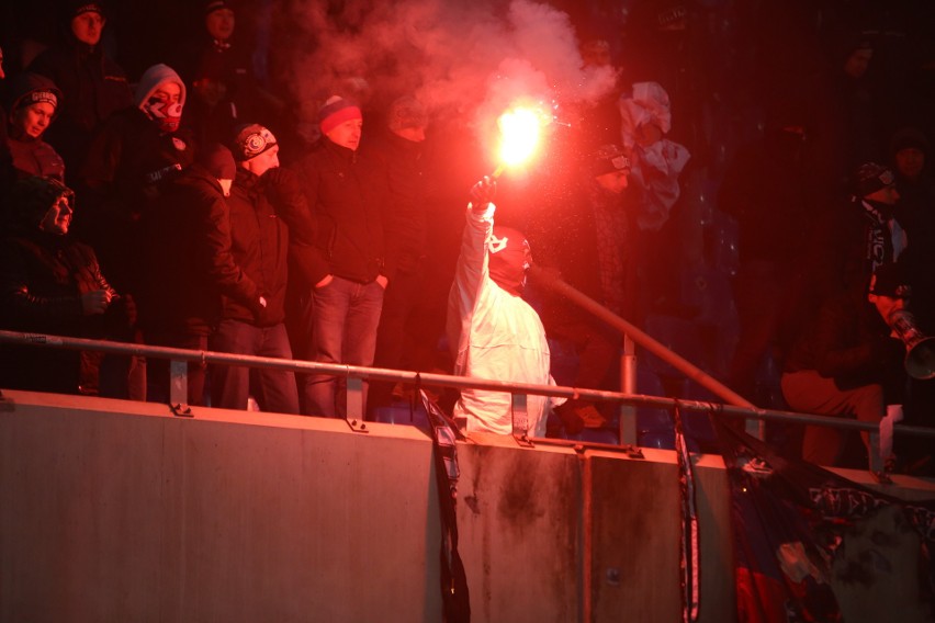 Derby Śląska przerwane, potem zakończone. Kibice Górnika...