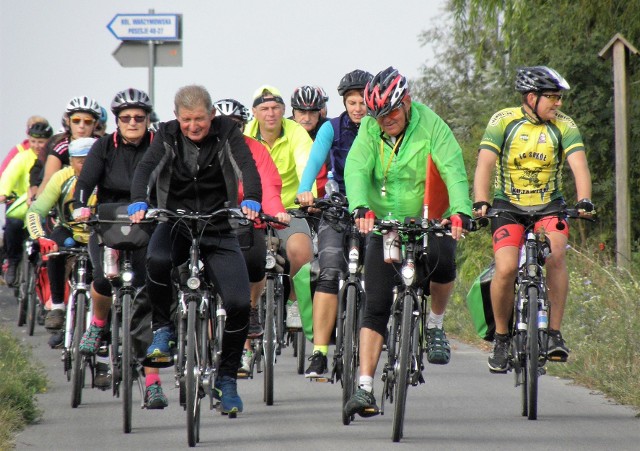 W niedzielę, 2 września, w ostatni dzień tegorocznych letnich wakacji, rowerzyści z Kruszwicy, Inowrocławia, Strzelna i Konina udali się na wspólną wycieczkę rowerową Bursztynowym Szlakiem. Trasa wiodła z Kruszwicy do Lichenia i z powrotem. Ponad sto kilometrów pokonało wspólnie ok. 60 cyklistów. Po drodze zwiedzili przepięknie położony w Warzymowie nad Notecią gotycki kościół pod wezwaniem św. Stanisława, no i oczywiście sanktuarium w Licheniu, które było głównym celem podróży. Dopisała pogoda i dobre humory. Nie odnotowano awarii rowerów.