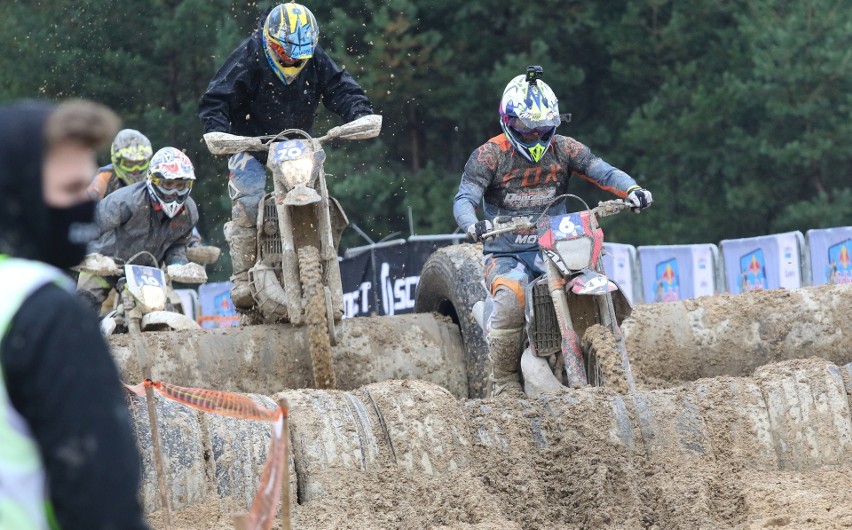 Niezwykle widowiskowy wielki finał Enduro Ligi na torze w Dębskiej Woli. Ponad 80 zawodników walczyło o trening z Błażusiakiem [ZDJĘCIA]