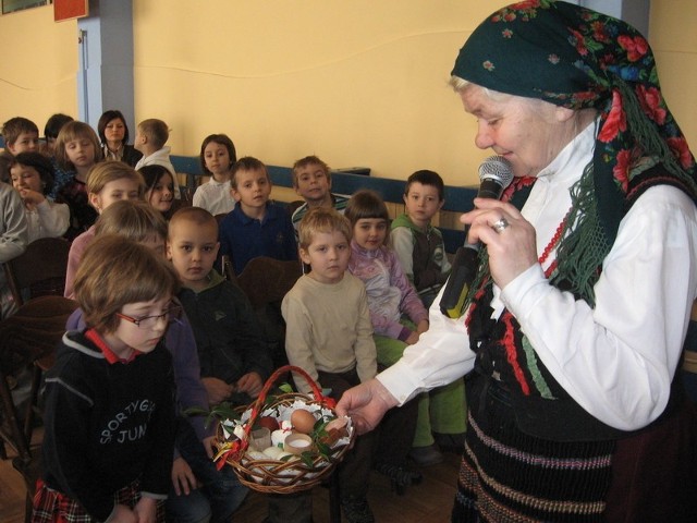 Joanna Tęcza przypomniała dzieciom co zawiera koszyk wielkanocny