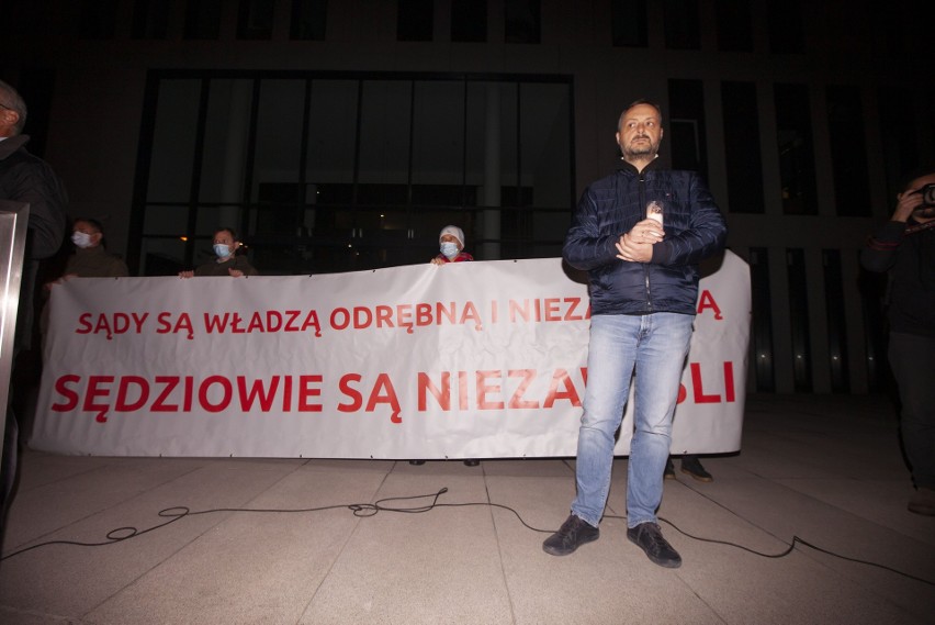 Kraków. "Łańcuch światła dla wolnych sądów". Protest przed budynkiem Sądu Okręgowego w Krakowie [ZDJĘCIA]  