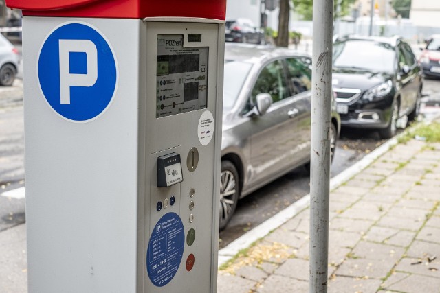 Parkowanie w Poznaniu jest jednym z najdroższych w całej Polsce. Taki wniosek można wyciągnąć z raportu przygotowanego przez Picodi. Analitycy przedstawili w nim, ile kosztuje parkowanie w poszczególnych miastach w Polsce. Gdzie zaparkujemy najtaniej, a gdzie opłaty są najwyższe? Sprawdź ranking! --->