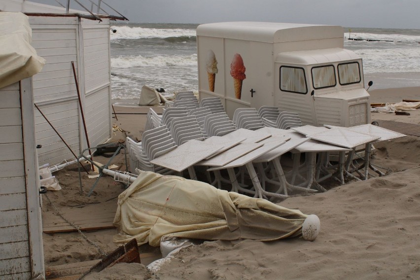 Zniszczenia na plaży w Kołobrzegu.