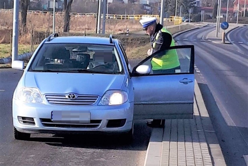 Policja sprawdziła czy  kierowcy stosują się do przepisów...