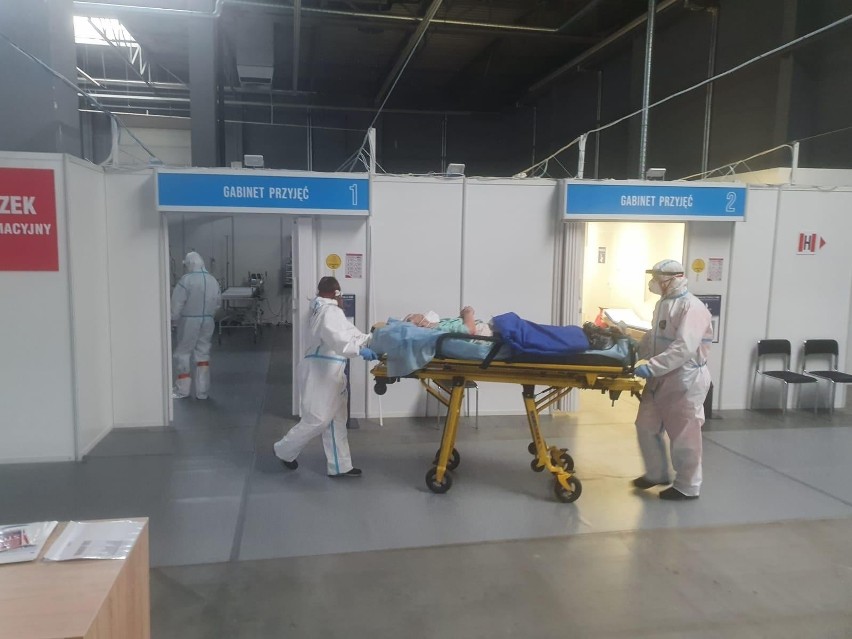 Wszystkie łóżka w szpitalu tymczasowym w Targach Kielce są już zajęte. Zapełniły się w cztery dni