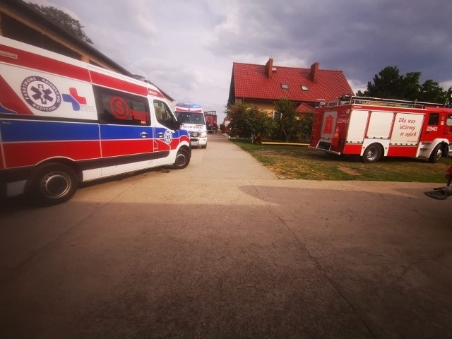 Tragicznie mógł zakończyć się wtorkowy wieczór w miejscowości Drożdzyce w gminie Stęszew, tuż przy granicy z powiatem grodziskim. Dwóch mężczyzn wpadło do szamba. Poszkodowani zostali przewiezieni do szpitala.