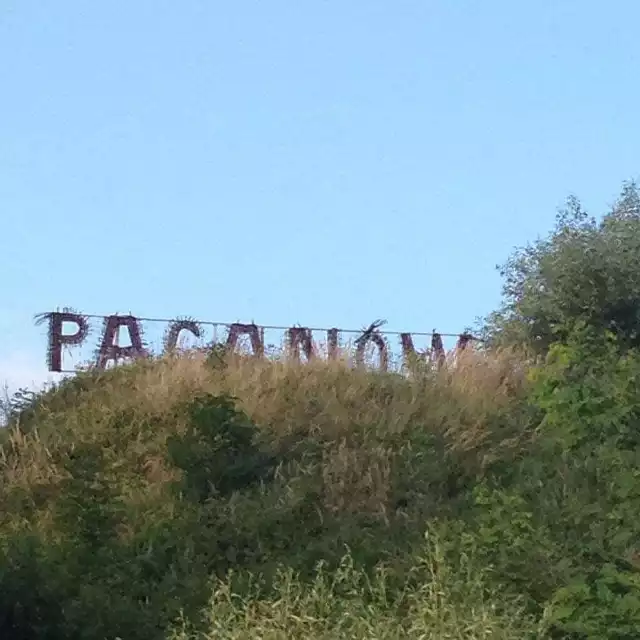 Napis Pacanów w Pacanowie wygląda niemal tak jak Hollywood w Los Angeles.