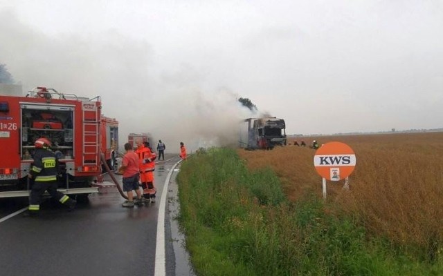 Na drodze krajowej nr 45 między Krapkowicami a Kędzierzynem-Koźlem zderzyły się trzy samochody: osobówka, bus i ciężarówka.