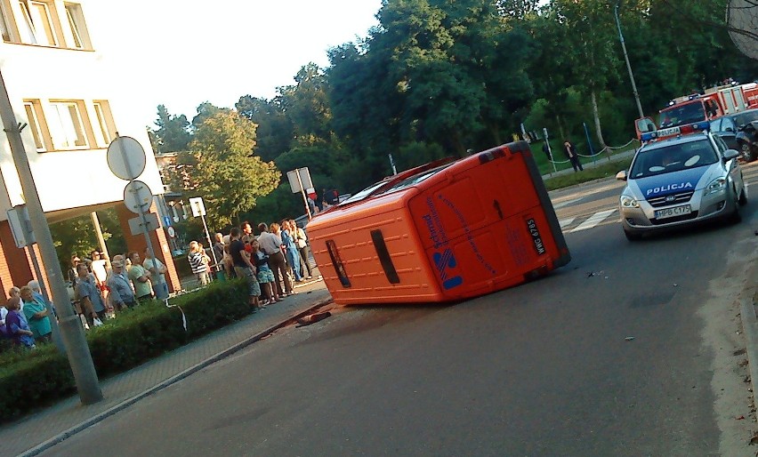 Zderzenie było tak silne, że bus pełen pasażerów przewrócił...