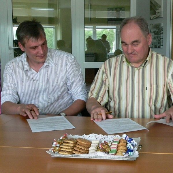 Mirosław Zawieracz (z lewej) i Tadeusz Kupidura (obok) podpisali w piątek dwuletni kontrakt.