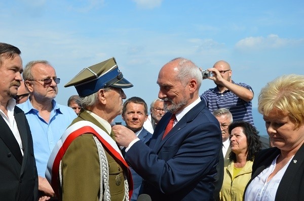 Minister Antoni Macierwicz odznacza Złotym Medalem dla Obronności Kraju kpt. Stefanowi Kuligowi
