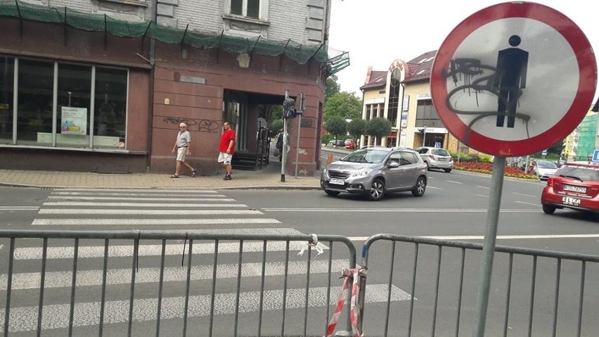 Kamienica przy Placu Kościuszki 7 w Oświęcimiu nadal zagraża życiu i zdrowiu przechodniów oraz kierowców. Czy coś się zmieni?