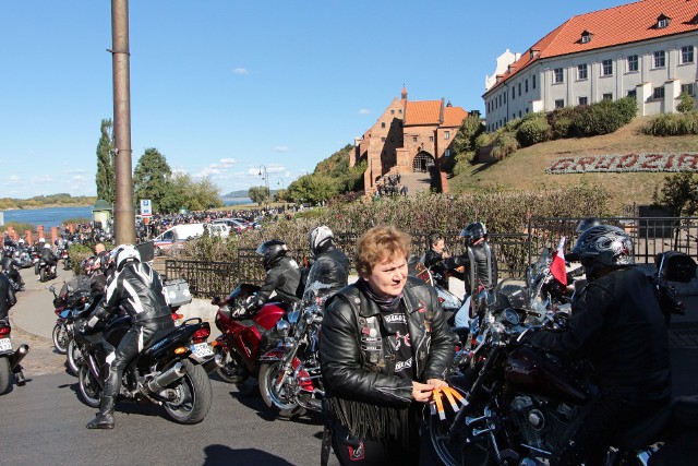 Setki motocyklistów z Grudziądza i regionu pojawiły się na Błoniach Nadwiślańskich w Grudziądzu skąd przejechali do Mega Parku gdzie wspólnie żegnali sezon letni.