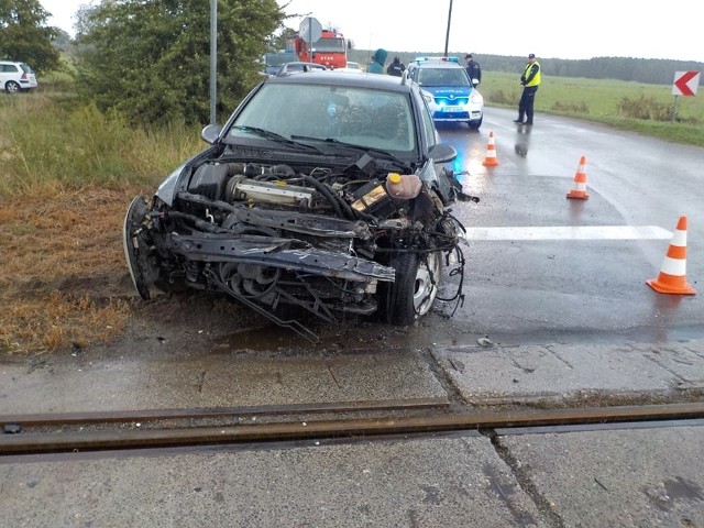 Kierowca opla, który wyjechał wprost pod pociąg, może mówić o wielkim szczęściu. Mimo potężnego uderzania samochód nie został wciągnięty pod pociąg i nie przewrócił się. Pociąg na szczęście nie pociągnął za sobą auta. W oplu został jedynie mocno uszkodzony przód.Jak informują na swojej stronie ochotnicy z OSP Bledzew informację o niebezpiecznym zdarzeniu otrzymali we wtorek 17 września o godz. 17.09. Na miejscu oprócz ochotników z Bledzewa pracowali też ochotnicy z Popowa, strażacy z Międzyrzecza, policjanci i służby PKP. Służby zajęły się m.in. rozbitym autem oraz usunięciem go z okolic torowiska.WIDEO: Matka i dwoje dzieci zginęli na przejeździe kolejowym