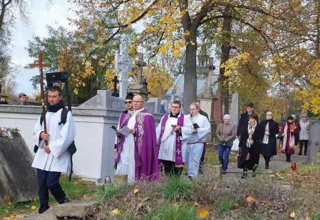 Procesja na Cmentarzu Starym w Kielcach. Poprowadził ją ksiądz Jacek Malewski z Bazyliki Katedralnej w Kielcach.