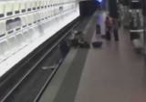 Niezwykła akcja ratunkowa w metrze. Mężczyzna na wózku zjechał z peronu na tory (wideo)