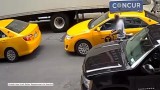 Kolarz - złodziej okrada taksówki (video)