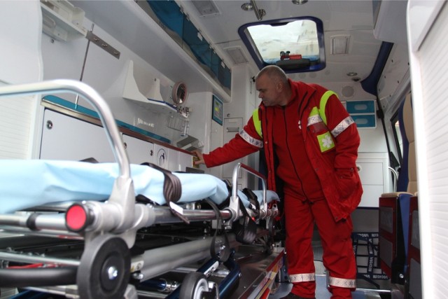 04.02.2009. gdynia nz. nowa karetka pogotowia ratowniczego firmy mercedes w gdynskim pogotowiu ratunkowym na ul zwirki i wigury fot. tomasz bolt / polskapresse dziennik baltycki