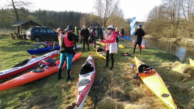 Wczesnym rankiem w Byszynie pod Białogardem wystartował maraton kajakowy. Uczestnicy mają do pokonania 70 kilometrów trasy rzeką Parsętą. Mniejsza grupa kajakarzy startuje z Karlina,  meta maratonu znajduje się w Kołobrzegu. Kilkudziesięciu kajakarzy będzie zmagać się przez blisko 7 godzin.Zobacz także: Aleksander Doba i Aleksander Lwow w kajaku pod Białogardem