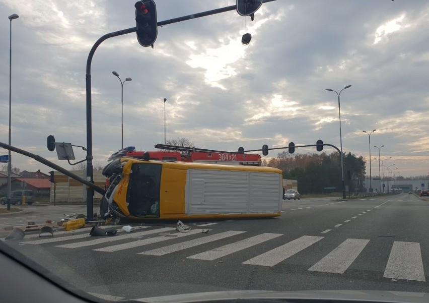 Wypadek na Olechowie. Samochód firmy kurierskiej na boku [zdjęcia]