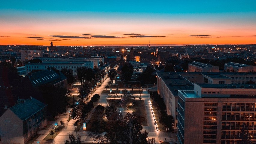 Widoki z drona są zapierające dech w piersiach....