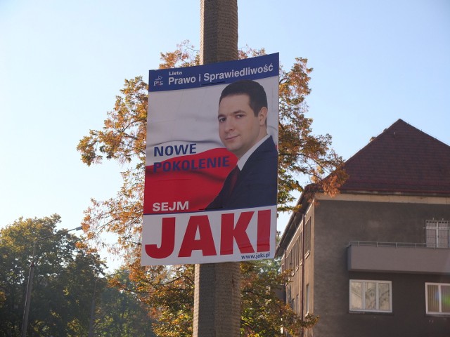 Plakaty posła wiszą też na ulicach Opola, ale tych na razie nie musi ściągać.