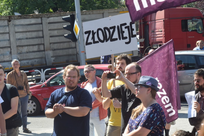 Protest pracowników Huty Szkła w Zawierciu ZDJĘCIA