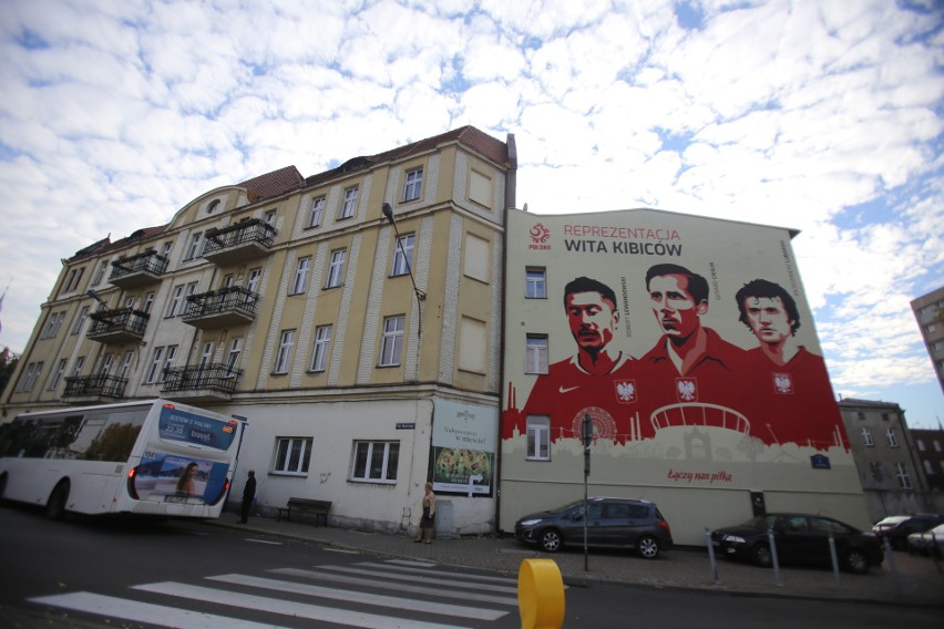 Mural PZPN w Chorzowie powstał na ścianie budynku przy ul....