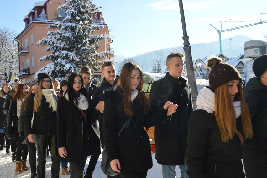 Zakopane. Kilkuset maturzystów zatańczyło poloneza na Krupówkach [ZDJĘCIA]