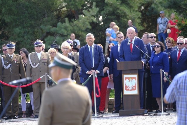 Radni miejscy wraz z prezydentem Torunia, posłowie oraz wojewoda kujawsko-pomorski złożyli kwiaty z okazji Święta Wojska Polskiego pod pomnikiem marszałka Józefa Piłsudskiego.