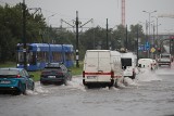 Ulewa w Krakowie, ulicami płynęły strumienie. Zalało torowiska i przejazdy pod wiaduktami [ZDJĘCIA]