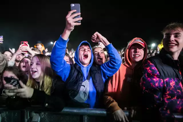 Raperzy i wykonawcy hip-hopu za jeden koncert liczą sobie od 5 do nawet 25 tysięcy złotych. Kto bierze najwięcej? Znamy dokładne stawki najpopularniejszych artystów w Polsce! Sprawdź wszystkie kwoty ---->