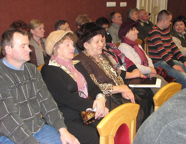 Mieszkańcy przyszli na sesję Rady Miejskiej, by sprawdzić, co radni zdecydują w sprawie opłat za podział działek oraz budowy pawilonów handlowych przy cmentarzu.