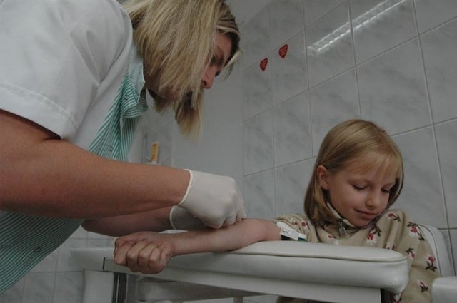 Kasia Kowalska dostała skierowanie na badanie krwi. Pobiera ją pielęgniarka Renata Urbańska z zielonogórskiego laboratorium ,,Diagnosis&#8221;.