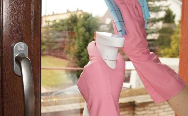 Okna z PVC nie są kłopotliwe w pielęgnacji, ale warto wiedzieć, jakimi środkami najlepiej je myć.