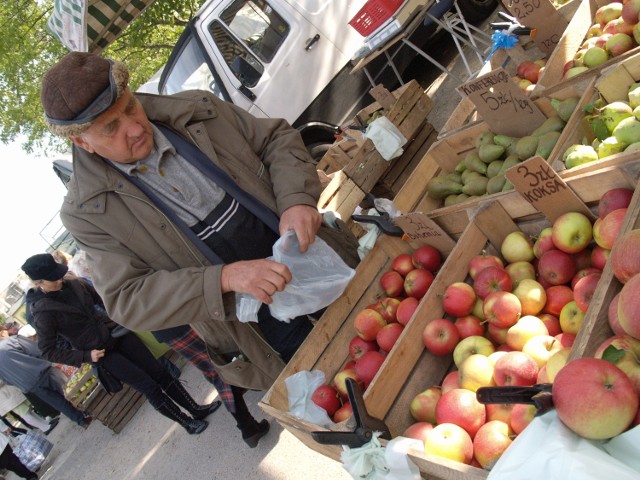 Franciszek Krupa sprzedawał na targu jabłka i gruszki.