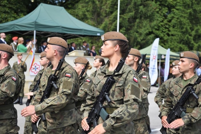 Dęblin: Absolwenci klas wojskowych z woj. lubelskiego złożyli uroczystą przysięgę. Zobacz zdjęcia