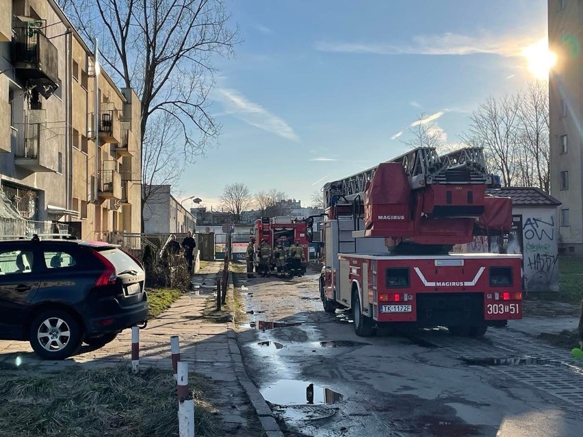 Pożar mieszkania w bloku w Kielcach. Jedna osoba poszkodowana, ewakuowano osiem, w tym rodzinę z dziećmi. Zobaczcie zdjęcia