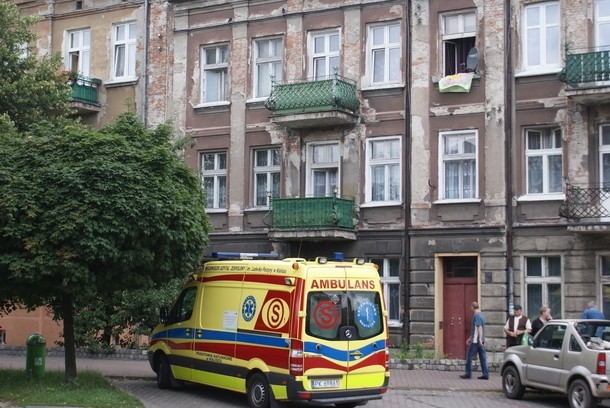 35-letni mężczyzna nie żyje po tym jak w piątek wyskoczył z okna kamienicy przy ul. Górnośląskiej w Kaliszu.